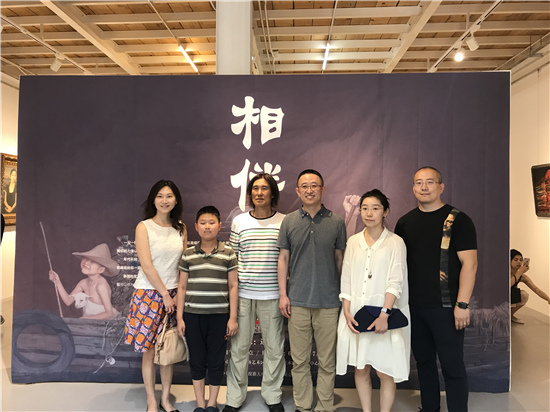相伴-一家人五个画家艺术展在京开幕