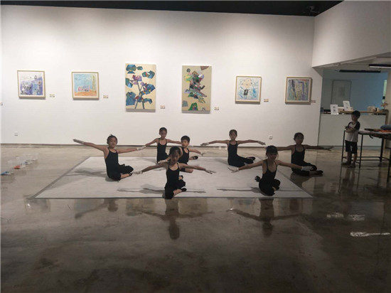 以童为镜,又见初心—艺术导师与孩童联展正在轻艺术空间展出