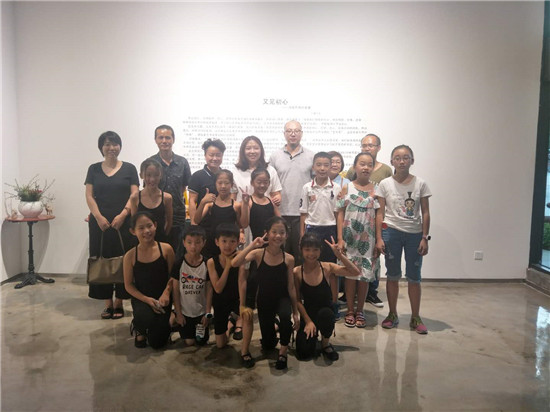以童为镜,又见初心—艺术导师与孩童联展正在轻艺术空间展出