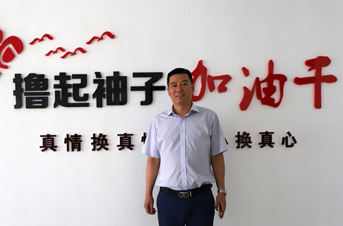 为了哈密瓜更香甜 ——记河南省供销社援疆干部李军