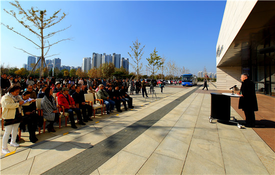 点击查看原始图片 《大地之歌》李庚教授作品观摩展11月3日在烟台开幕