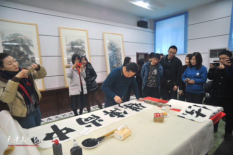 画家皮志刚《千峰万仞燕山图》主题卡首发 献礼京津冀互联互通一周年
