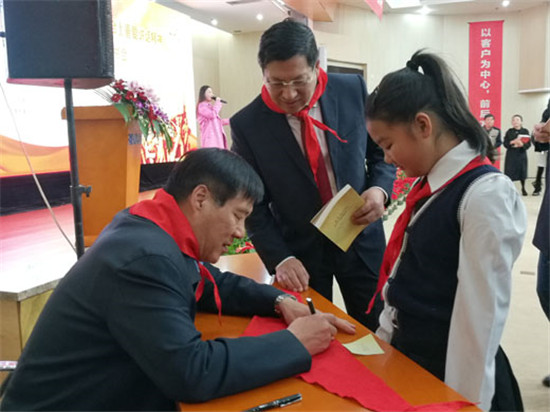 红心伟业 读书为本—《永久的记忆》读书会暨《伟人小书包》在丰尚举行