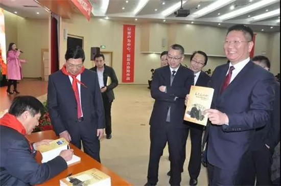 红心伟业 读书为本—《永久的记忆》读书会暨《伟人小书包》在丰尚举行