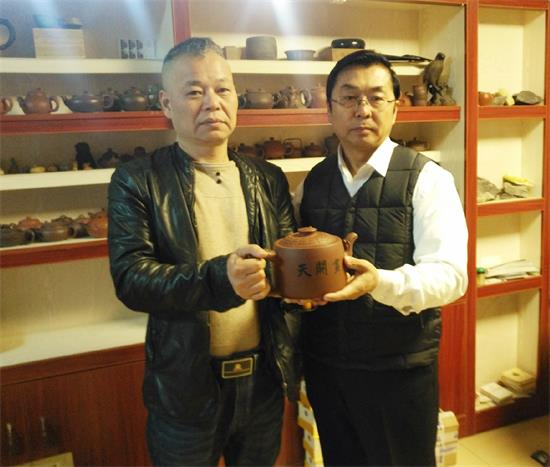 凌空飞舞吴建平用独门绝技开拓紫砂壶制作丰碑