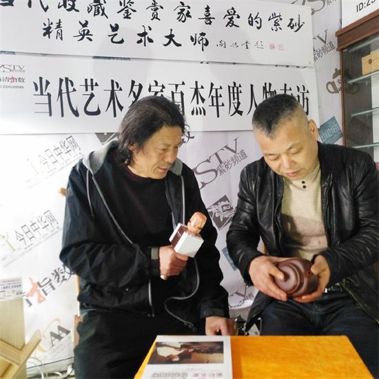 凌空飞舞吴建平用独门绝技开拓紫砂壶制作丰碑