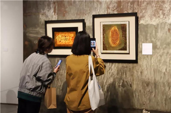 张泽国“大泽有鱼”展开幕,100件作品总结个人漆画创作三十年