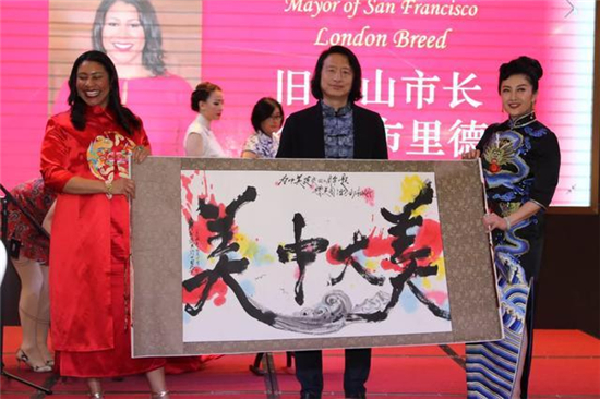 王麒诚作品赠送旧金山市,现场挥毫惊艳美国!