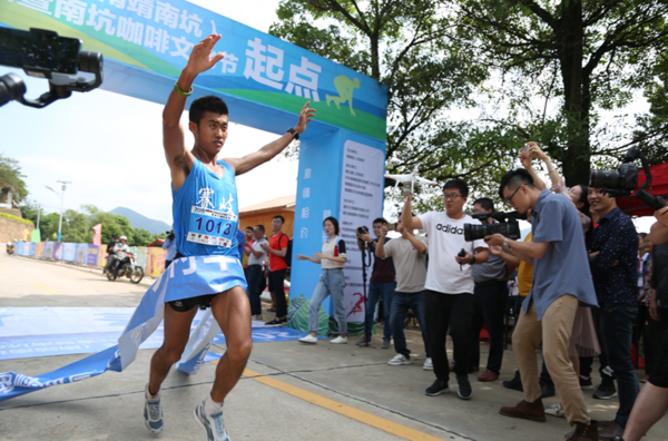 海峡两岸(南靖南坑)乡村半程马拉松赛:千名选手零距离感受最美咖啡园