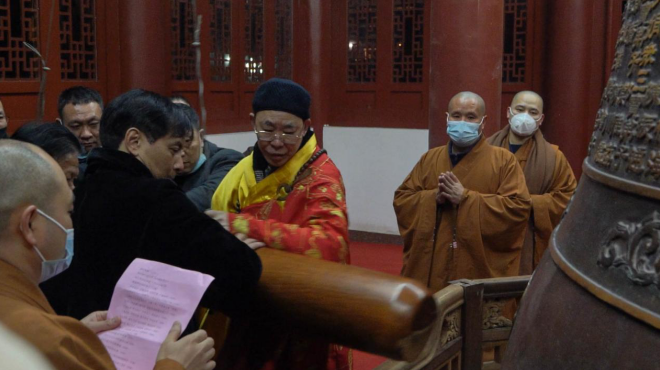 福州万佛寺:传灯辞旧岁,撞钟迎新年