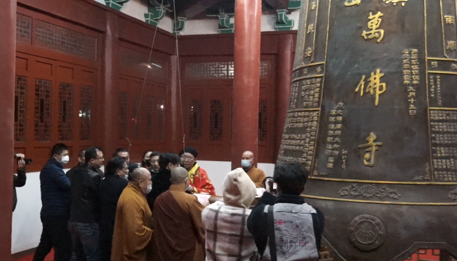 福州万佛寺:传灯辞旧岁,撞钟迎新年